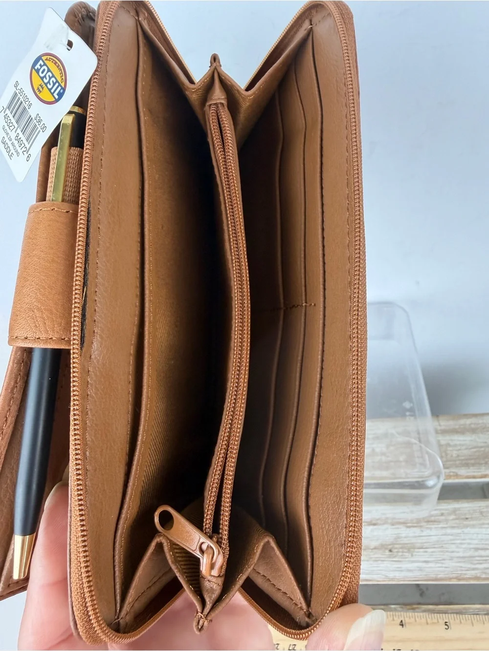NWT Fossil Saddle leather Clutch Wallet features a secure snap closure tab